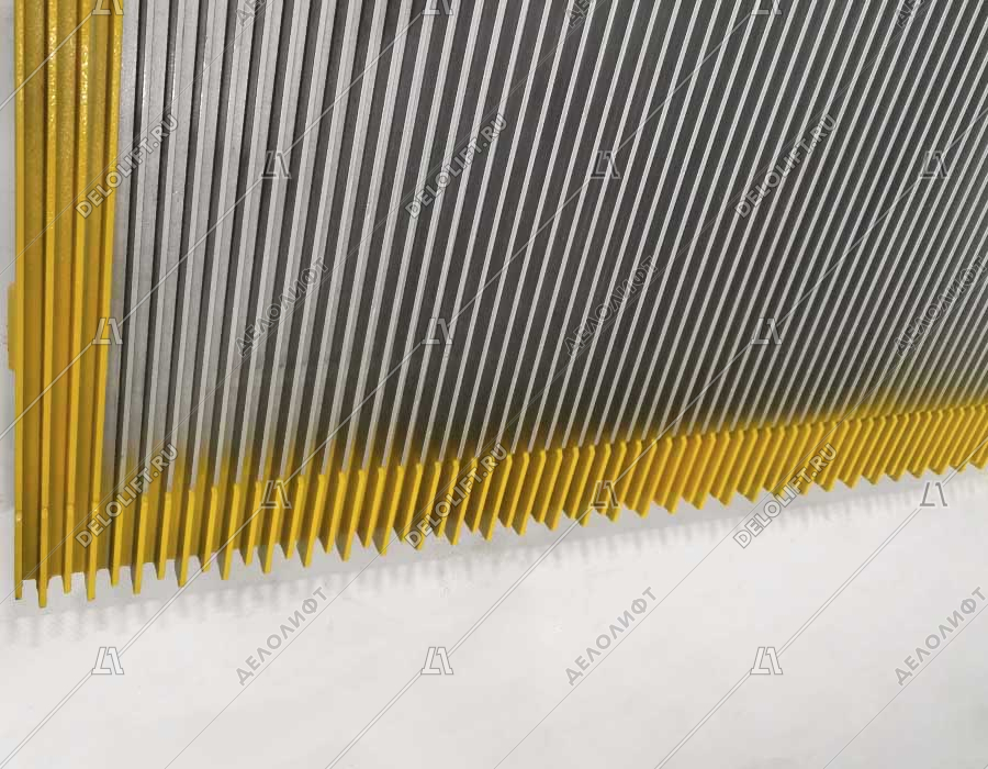 Ступень эскалатора, ECLIPSE, 800 мм, диаметр роликов - 70 мм, 3 окрашенные желтые линии демаркации