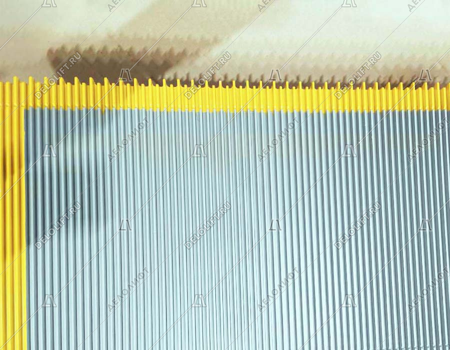 Ступень эскалатора, 798 мм, ECO, диаметр ролика - 75 мм, алюминий, окрашенная (серебро), 2 крашеные демаркационные линии