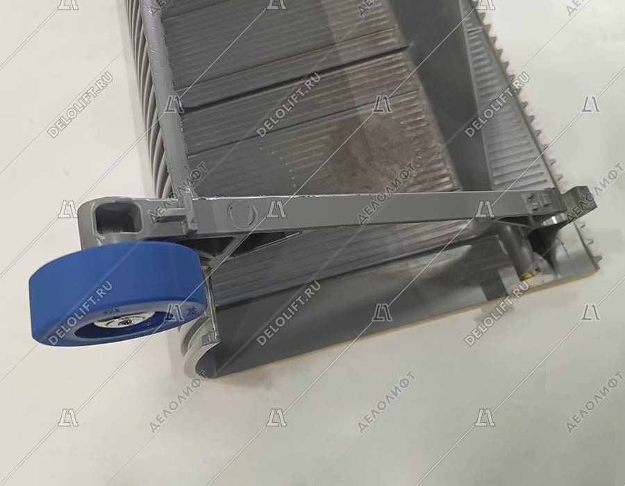 Ступень эскалатора, 1000 мм, диаметр роликов - 70х25 мм, алюминий, окрашеная (серебро), 3 окрашенные желтые линии демаркации