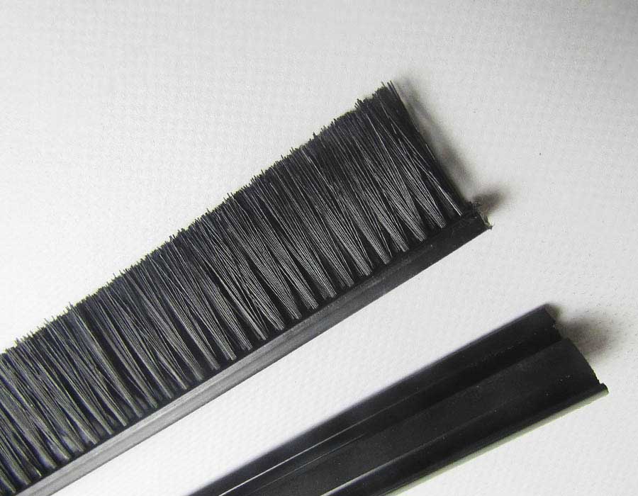 Щетка безопасности эскалатора, L - 500 мм, с черным пластиковым держателем