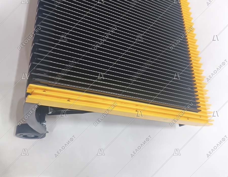 Ступень эскалатора, 1000 мм, 30 градусов, черная, 3 желтые пластиковые линии демаркации