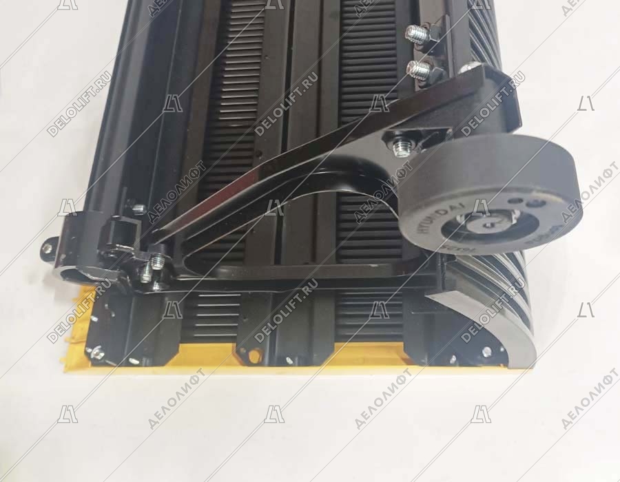 Ступень эскалатора, 1000 мм, 30 градусов, черная, 3 желтые пластиковые линии демаркации