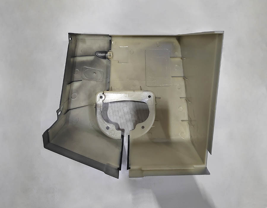 Фронтальная панель устья поручня, пластиковая, с устьем, с вырезом для индикатора, левая