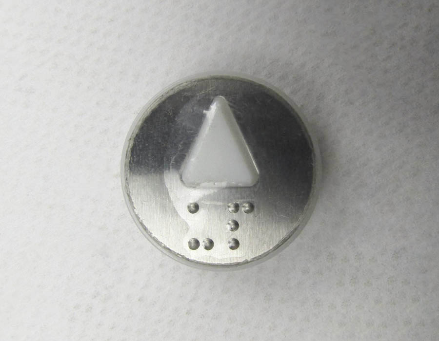 Нажимной элемент, стрелка вверх, выступающий символ, белый цвет, с Брайлем