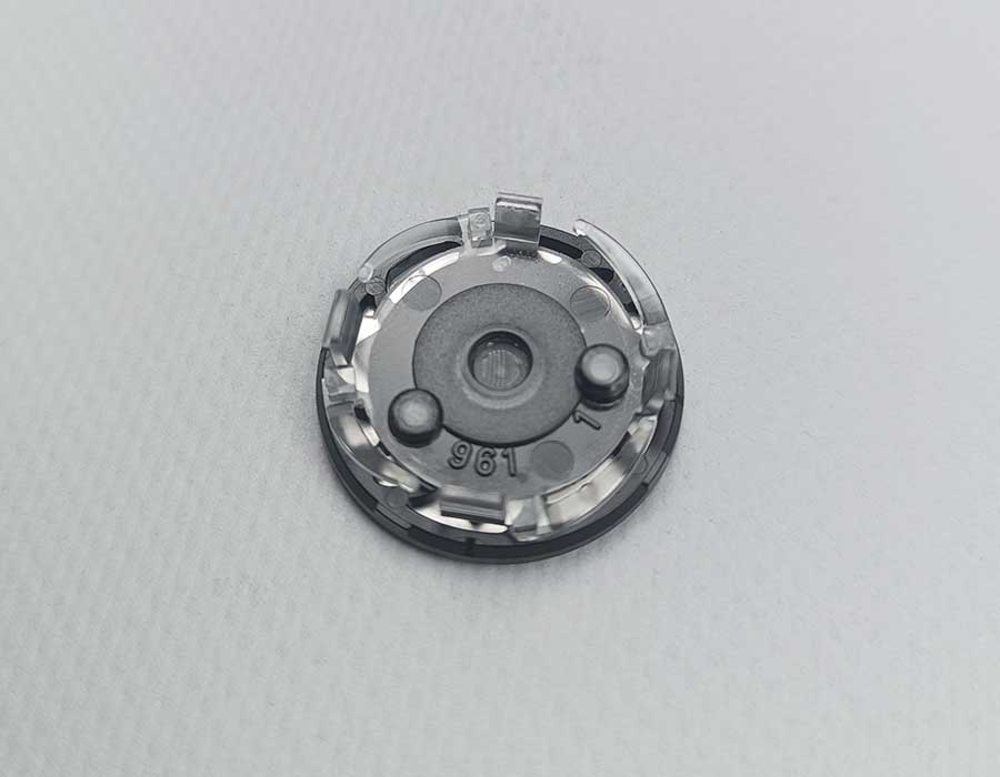 Нажимной элемент открытия дверей, серый фон, чёрный знак