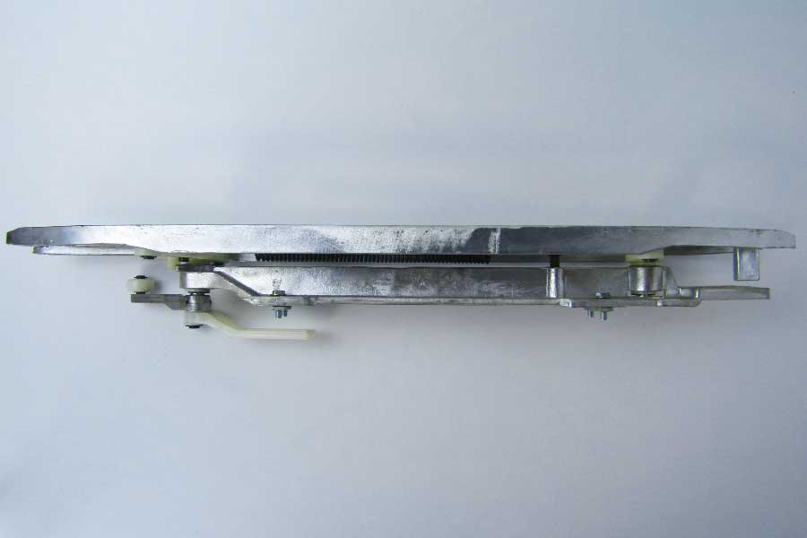 Отводка привода ДК, с алюминиевыми "лыжами", левая (новый тип)