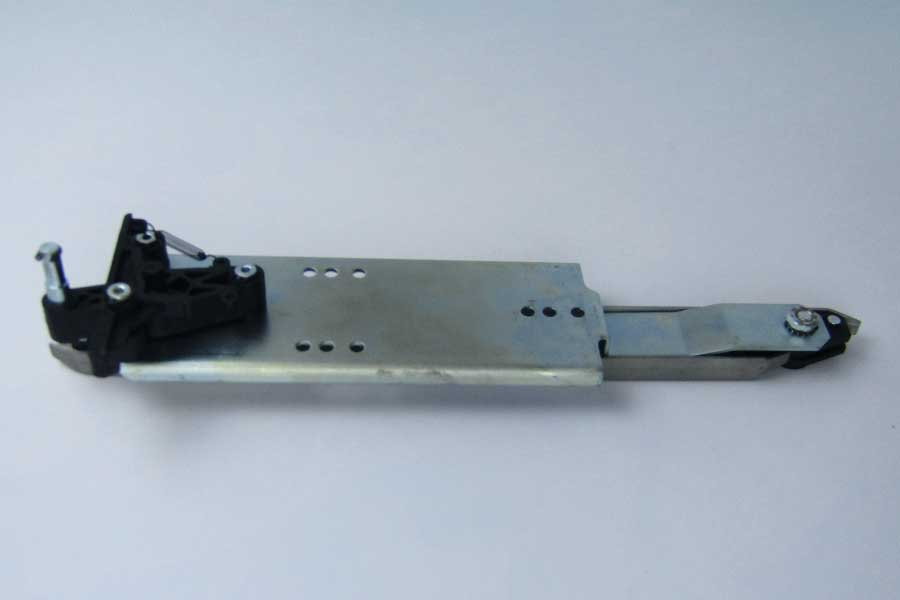 Отводка привода ДК, с алюминиевыми "лыжами", левая (новый тип)