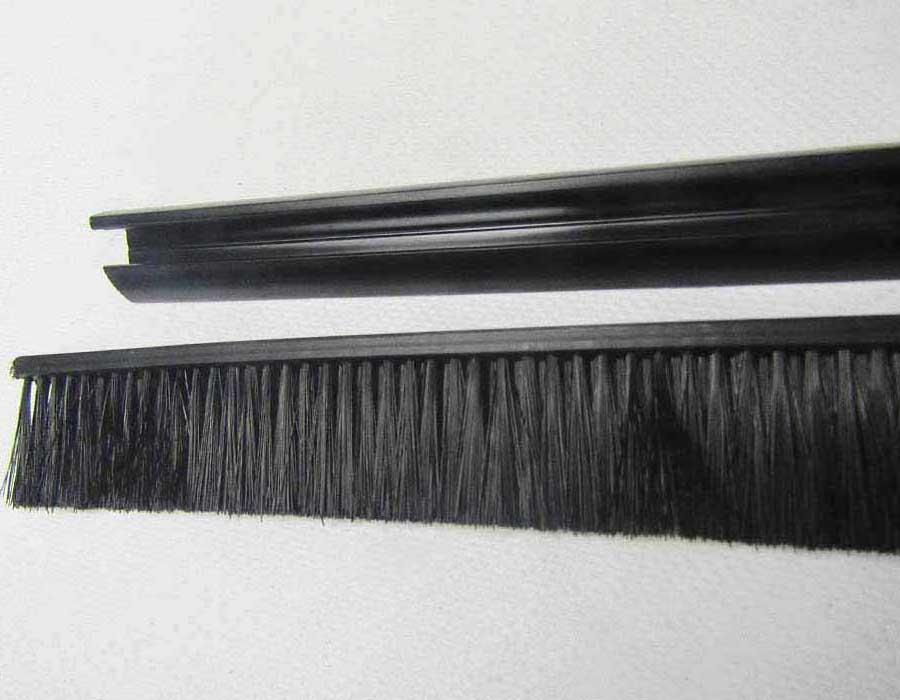 Щетка безопасности эскалатора, L - 1800 мм, с черным пластиковым держателем, левая, изогнутая, нижняя входная площадка