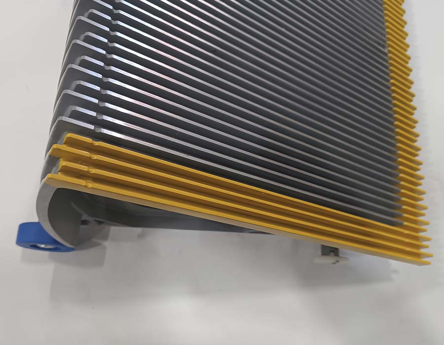 Ступень эскалатора, 1000 мм, диаметр роликов - 70х25 мм, алюминий, окрашеная (серебро), 3 окрашенные желтые линии демаркации