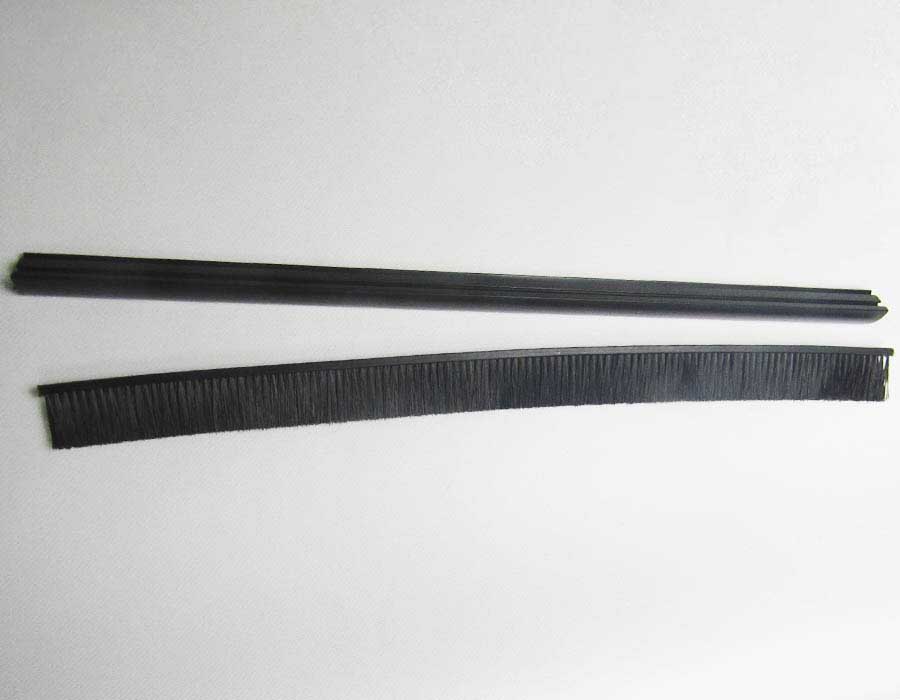 Щетка безопасности эскалатора, L - 2400 мм, с черным пластиковым держателем