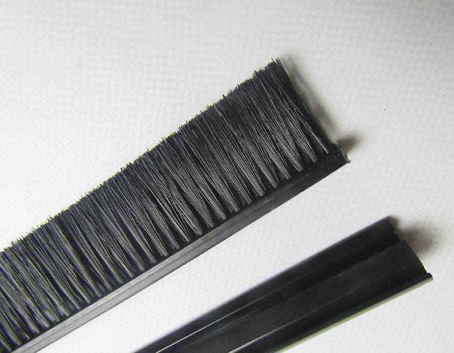 Щетка безопасности эскалатора, L - 1800 мм, с черным пластиковым держателем, правая, изогнутая, верхняя входная площадка