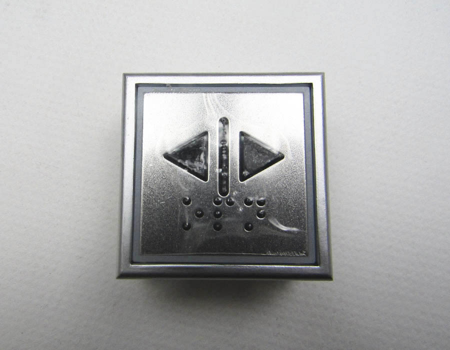 Кнопка вызова/приказа, тип KT40 STEP C, 40х40 мм, открытие, глубина 25 мм, голубая подсветка, с Брайлем (европейский вариант)