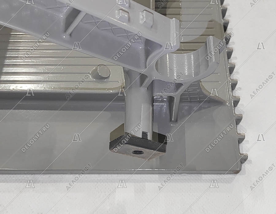 Ступень эскалатора, 800 мм, диаметр роликов - 70х25 мм, без демаркаций